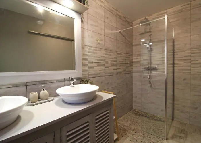 Gite, Maison Chaleureuse 度假居 Saint-Léonard